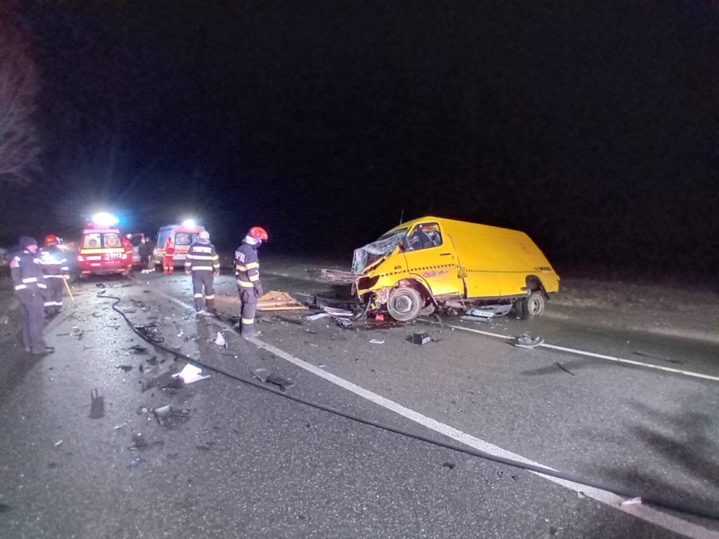 Inconştienţă! Un tânăr beat criţă s-a infipt cu BMW-ul într-o autoutilitară, la Războieni (FOTO/VIDEO)