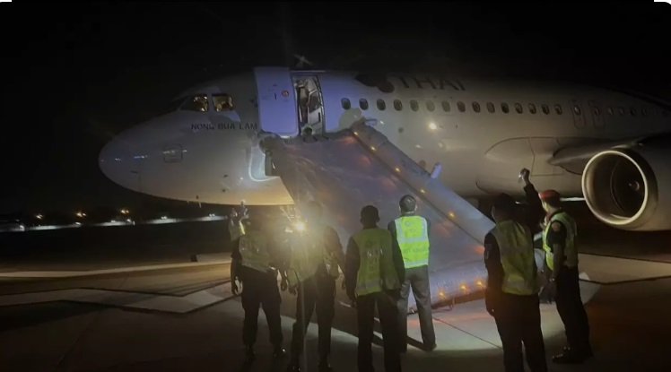  Un canadian s-a dat pe toboganul de evacuare al unui avion chiar înainte de decolare
