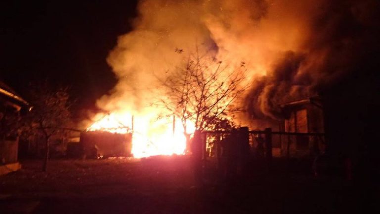 Faza zilei, la Lungani – I-a dat foc la casă, apoi a ajutat victima să repare gardul. A primit 15 lei, dar s-a întors să ceară și-un pachet de țigări