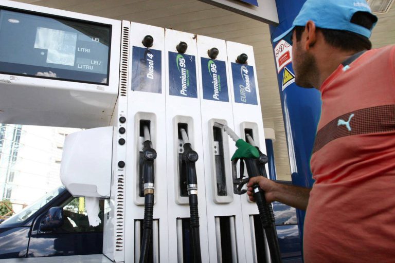 Benzina și motorina s-au ieftinit în România. De ce prețul mai mic nu este o veste bună