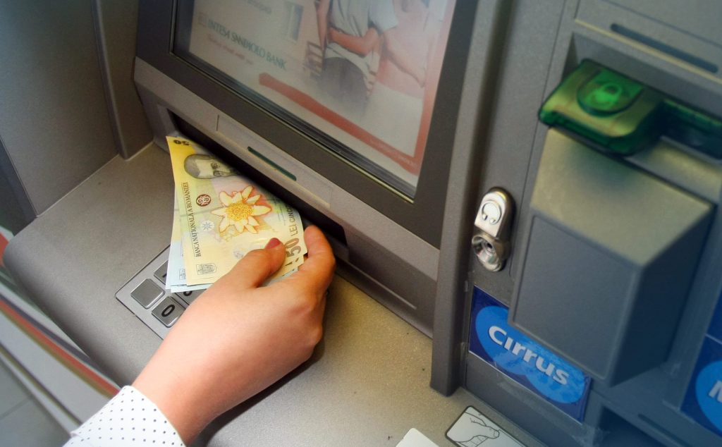  Un botoșănean a scos 15.000 lei de la un bancomat și a uitat banii pe aparat. Un trecător a anunțat poliția
