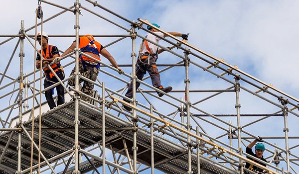 Timiş: Un muncitor a murit şi unul a fost rănit după ce au căzut de pe o schelă, în timp ce făceau lucrări de reparaţii la un imobil