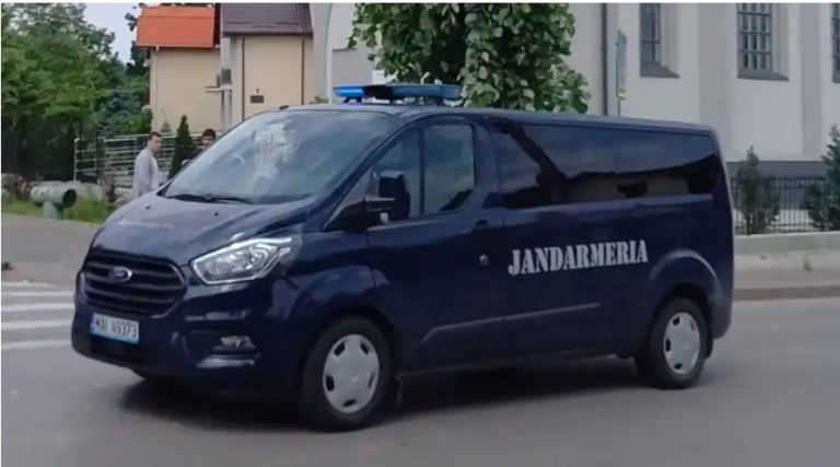 Două familii s-au luat la bătaie în Bacău. Totul a pornit de la o femeie