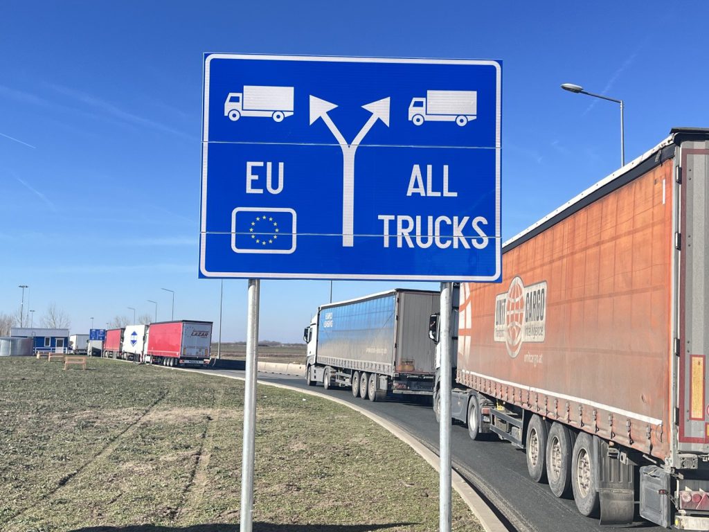 Noile benzi UE din vămi: veşti bune sau praf electoral în ochii şoferilor? Transportator ieşean: „Ciolacu face totul împotriva noastră”. Cum va fi la Sculeni?