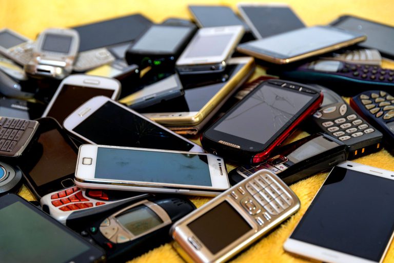 O duzină de telefoane scumpe cumpărate cu zero lei. Deși avea doar 10 clase, inventa păcăleli foarte sofisticate