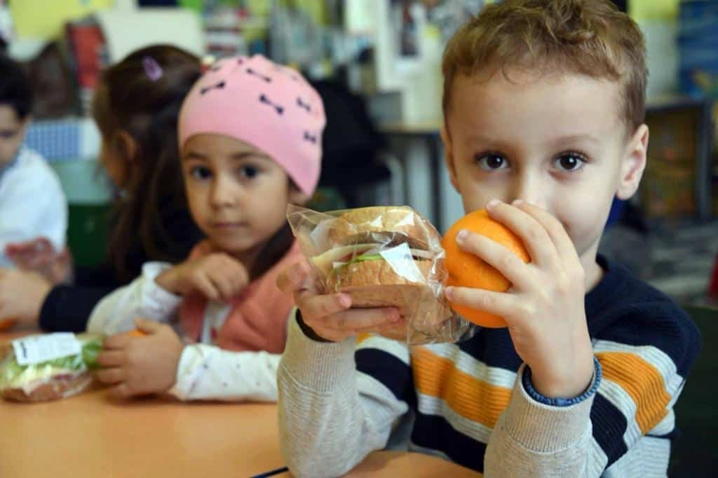Birocraţia şi reglementările greoaie lasă elevii flămânzi. Un caz uluitor de la Podu Iloaiei