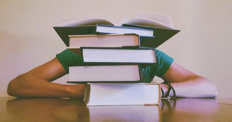 Burnout-ul studenților de toate zilele. O incursiune sinceră și directă prin etapele stresului, din copilărie până la vârsta adultă