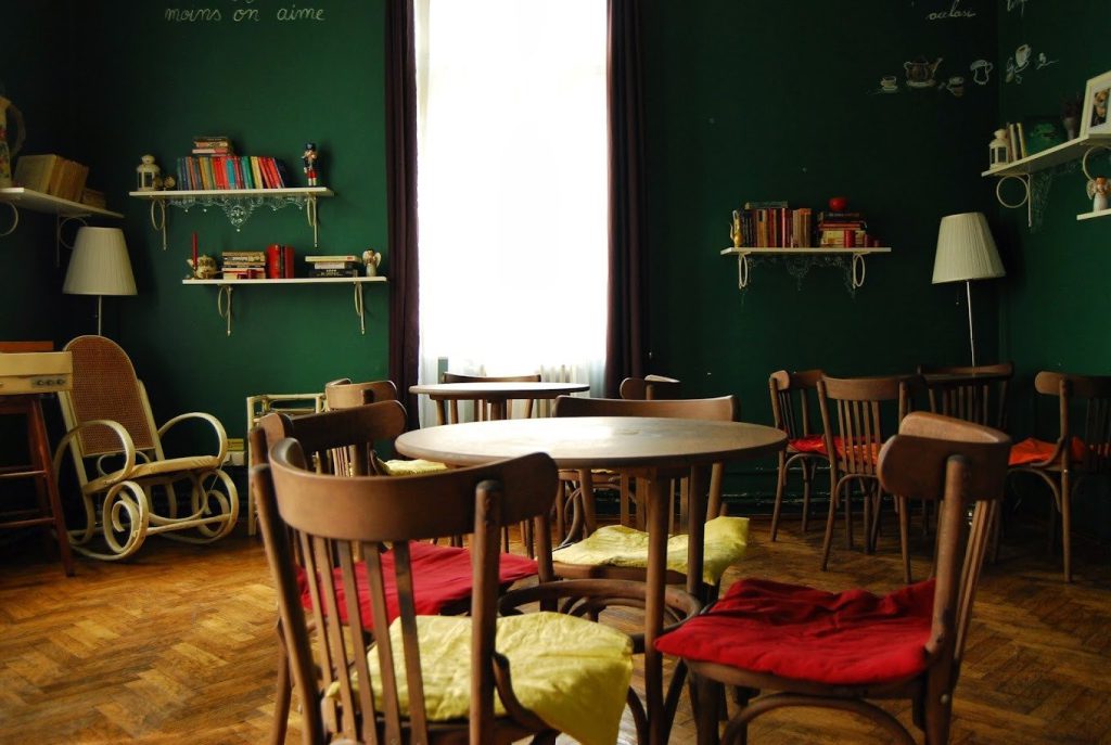 Ceri cafea, primeşti şi o floare. Cum să te relaxezi în pauzele de la facultate? Trei cafenele din Copou pe care să le încerci! Preţuri şi ambient