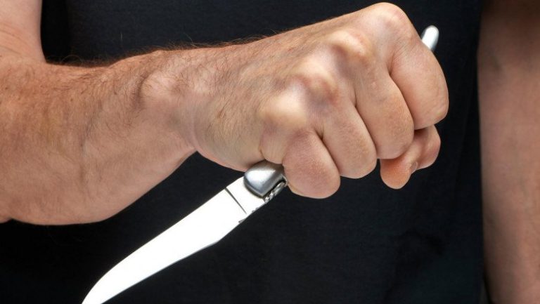 Un bărbat în vârstă de 81 de ani din Prahova, reţinut pentru crimă. Acesta și-a înjunghiat fiul în urma unui conflict la beţie