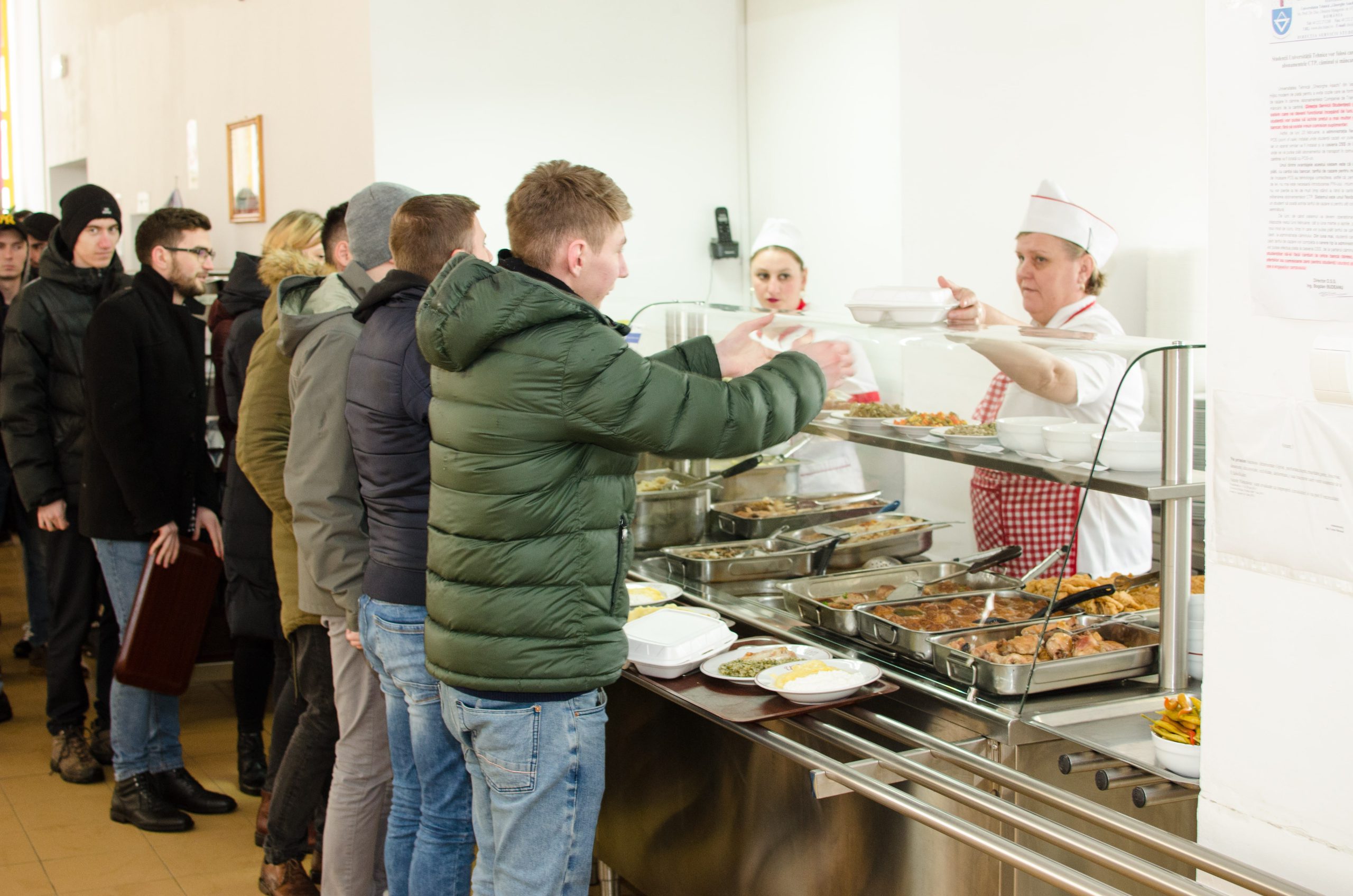 De câți bani are nevoie un student din România să supraviețuiască? Bursa socială – doar 925 de lei