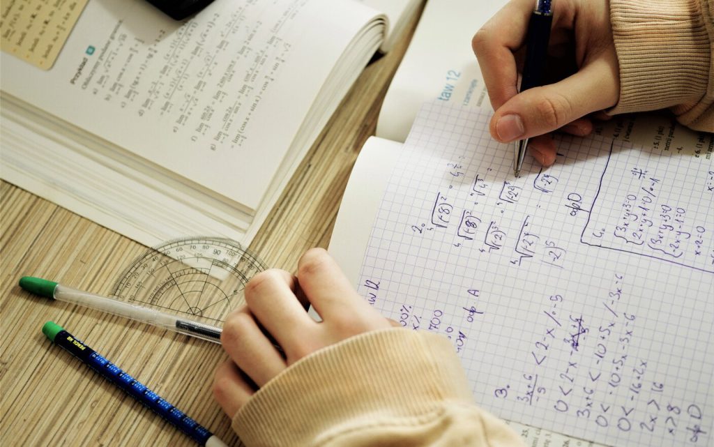 Educaţie – De ce se agravează decalajul rural-urban de la an la an? Explicaţii ale specialiştilor ieşeni. “Vorbim de generaţia online”