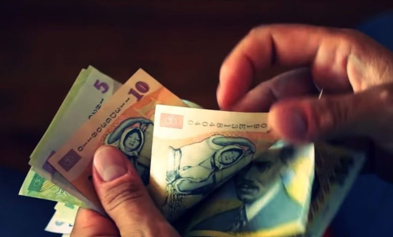 Salariile nete ale românilor au crescut de peste 16.000 de ori, nominal, în ultimii 34 de ani. Cât de mult încasează în plus în mod real față de 1990