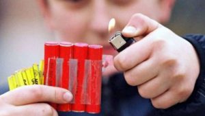 Doi copii de 8 şi 11 ani din Brăila au ajuns la spital cu răni grave la mâini după ce s-au jucat cu o petardă