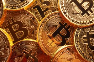 Cine a investit anul trecut în bitcoin acum a căștigat dublu - Valoarea monedei aproape că s-a dublat într-o creștere istorică