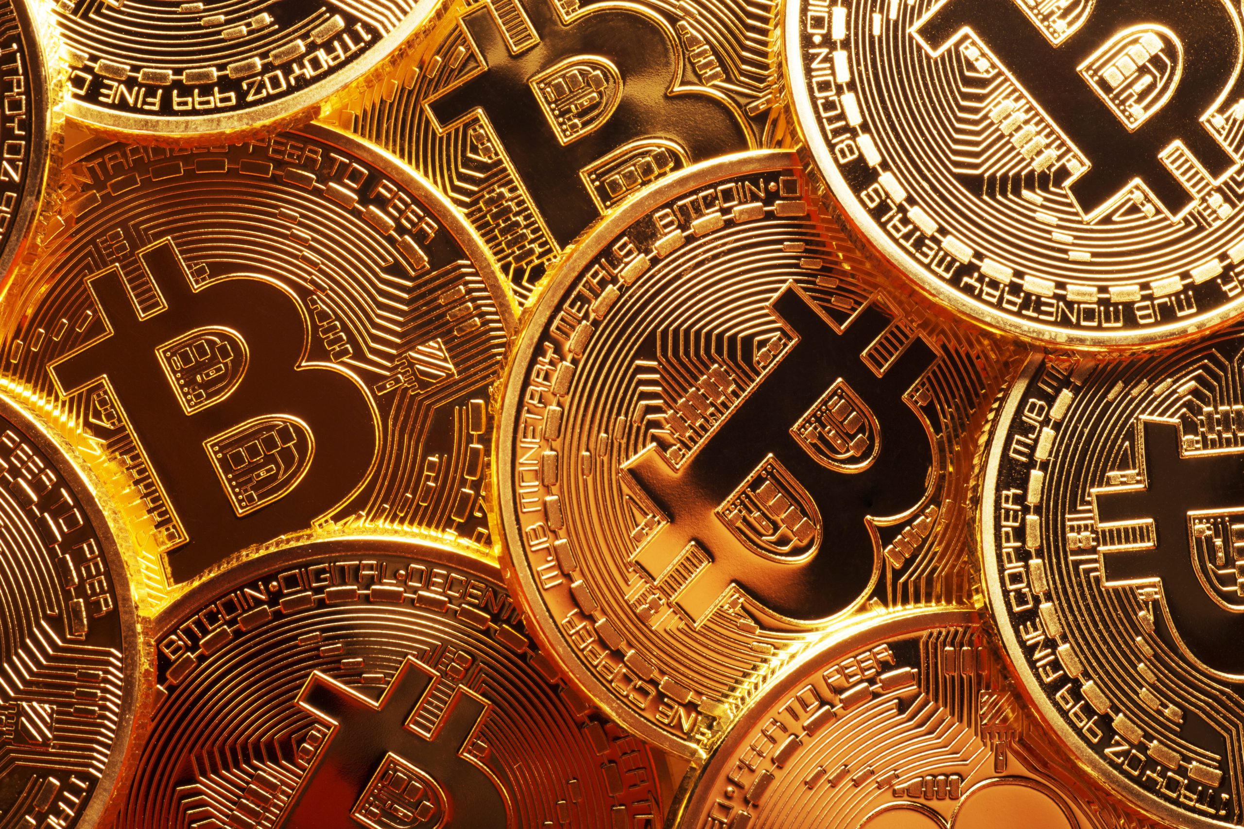 Cine a investit anul trecut în bitcoin acum a căștigat dublu - Valoarea monedei aproape că s-a dublat într-o creștere istorică