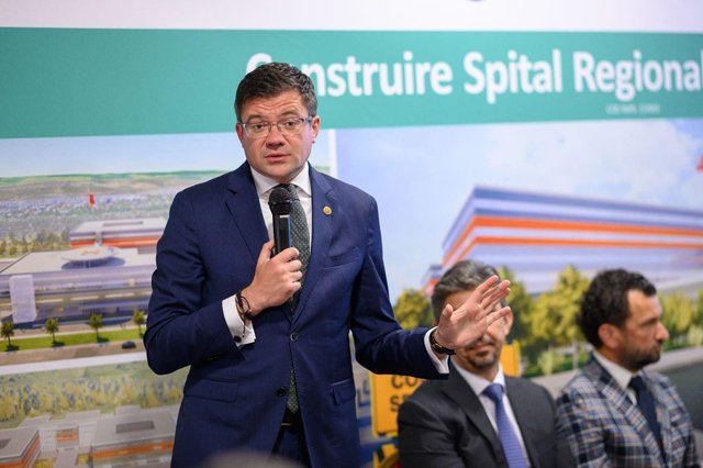 „61 milioane pentru șase județe? Vă bateți joc, dle ministru!” O dezbatere cu scandal la Palatul Culturii. Protagoniștii: toți unul și unul