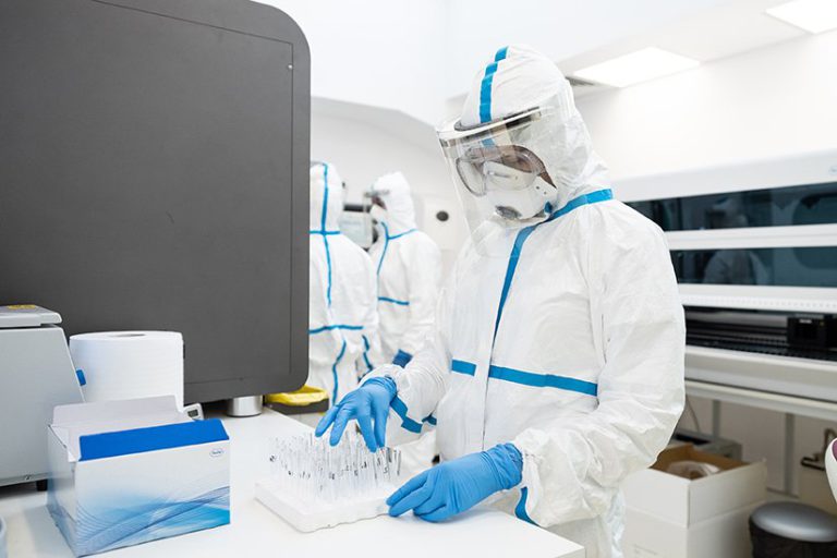 Noile documente susţin teoria că SARS-CoV-2 nu doar a scăpat dintr-un laborator, ci că a fost dezvoltat într-unul