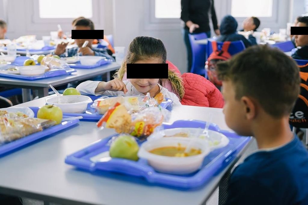 Elevii din 44 şcoli ieşene vor primi la cursuri masă caldă sau pachet alimentar. Se ştie lista şcolilor, nu se ştie însă de când