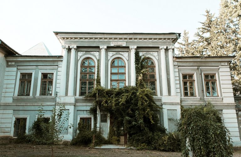 Începe reabilitarea și consolidarea Palatului Sturdza din Miroslava! (P)