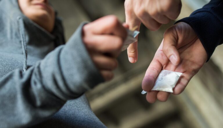 O poveste care te strânge în spate - Plutonier adjutant al ISU Iași, dealer de heroină. Cum a ajuns militarul ieșean să dea tot salariul, deloc mic, pe droguri