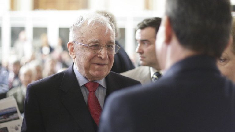 Ion Iliescu este conştient, stabil cardiovascular, respiră spontan, cu necesar suplimentar de oxigen
