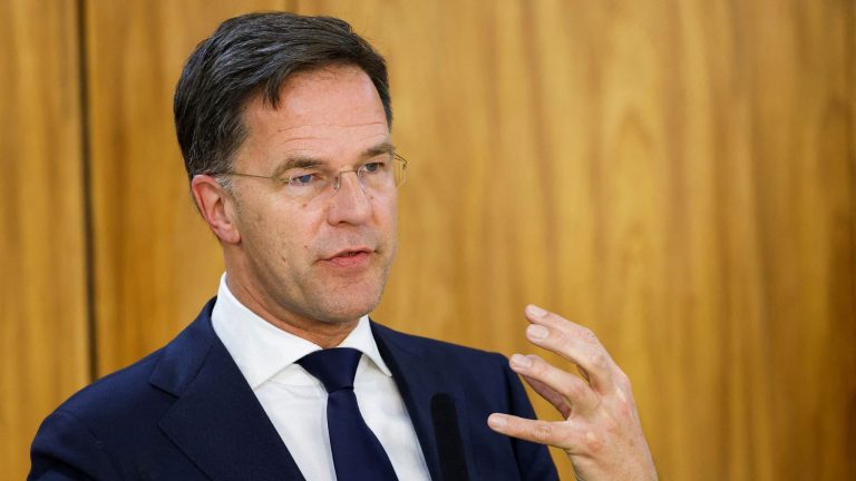 Mark Rutte face ploconeli în fața lui Trump trimițându-i acestuia mesaje elogioase înainte de a ajunge la Haga pentru summitul NATO: „Te îndrepţi spre un alt mare succes în această seară”