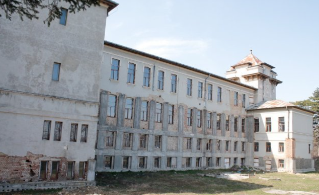Colegiul Pedagogic: elevii învaţă împrăştiaţi prin oraş, Primăria nu reuşeşte de un an să atribuie licitaţia. O nouă contestaţie