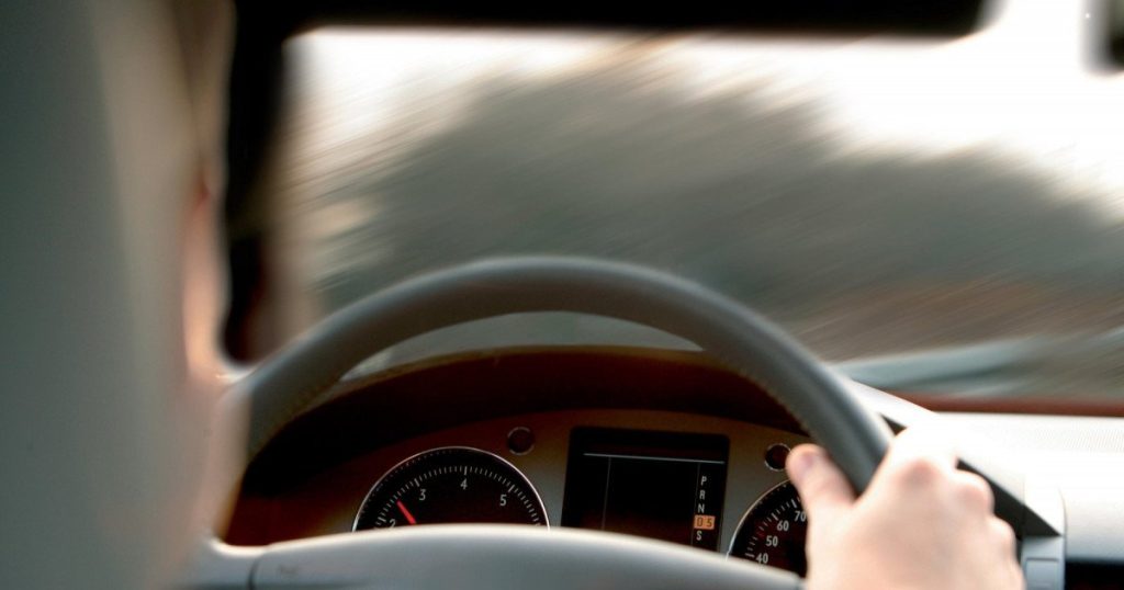 Prins la ora 2 noaptea că mergea pe interzis. Va lua pedeapsa maximă: mirosea a băutură, dar nu a mers la analize