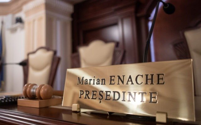 Pe șest, salariile judecătorilor de la CCR, plus sporurile lor, au crescut cu aproape 50%. Majorarea va aduce și pensii speciale mai mari, pe care le cumulează cu salariul