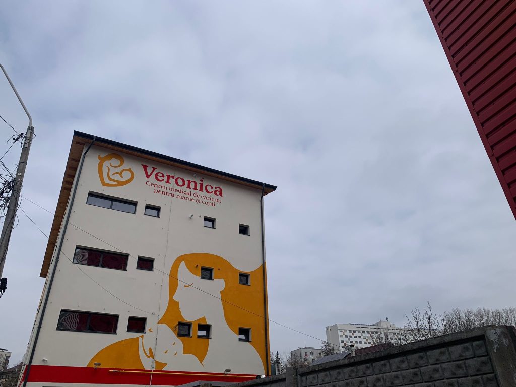  VIDEO Se deschide Clinica Veronica, singurul spital gratuit din România pentru mamele și pruncii sărmani. A fost construită de părinteșe Damaschin