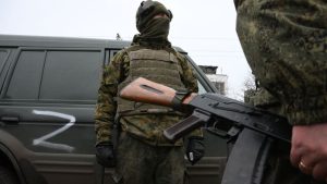 Peste 20.000 de ruși recent naturalizați luptă în Ucraina. „Raiduri periodice în locurile unde sunt migranți”