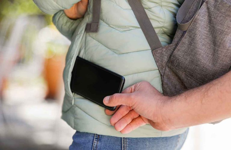 Un hoț secondat de soție și unul dintre copii a șterpelit un telefon în câteva secunde din buzunarul unei ieșence
