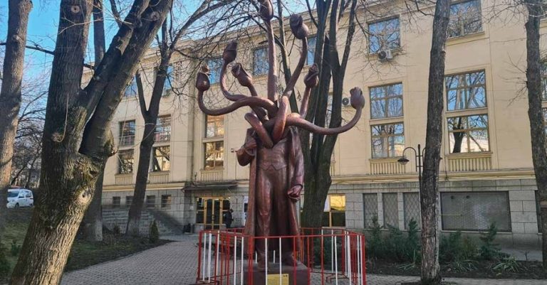 Vandalizarea „Hidrei” n-a servit ca lecție. Jandarmii și polițiștii nu au fost solicitați să asigure protecția sculpturilor ce vor fi expuse în Iași