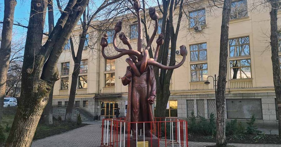 Vandalizarea „Hidrei” n-a servit ca lecție. Jandarmii și polițiștii nu au fost solicitați să asigure protecția sculpturilor ce vor fi expuse în Iași