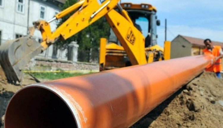 O firmă din Neamț care a făcut lucrări de branşament la instalaţia de apă şi canalizare într-o comună este acuzată că a încasat bani de la 200 de cetăţeni, dar nu a declarat aceste venituri