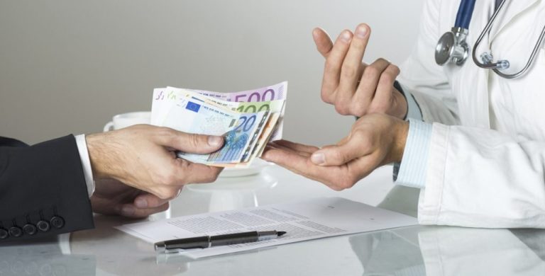„5.000 de euro și se rezolvă”. Șpaga dată la IML Iași pentru „rezolvarea” alcoolemiilor și a cazurilor de droguri la volan a fost spartă de inculpat la păcănele