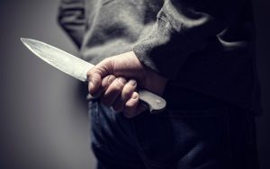 Au băut bine, iar apoi au plecat să recupereze o datorie de la un vecin cu un cuțit și un ciocan