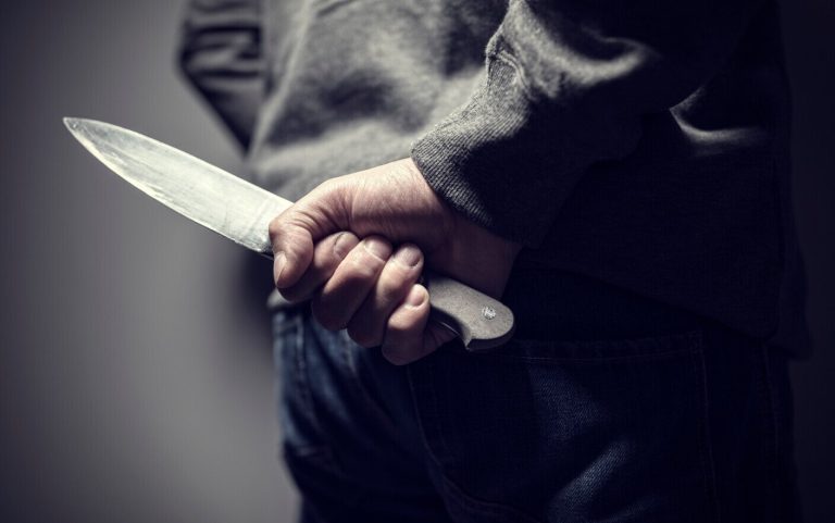 Au băut bine, iar apoi au plecat să recupereze o datorie de la un vecin cu un cuțit și un ciocan