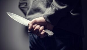 Proces la Iași - A venit la cumnat să își ceară scuze, dar în final a sărit cu cuțitul la el. Avocatul apărării: Așa e la ei, la țigani