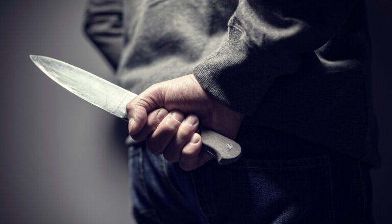 Proces la Iași - A venit la cumnat să își ceară scuze, dar în final a sărit cu cuțitul la el. Avocatul apărării: Așa e la ei, la țigani