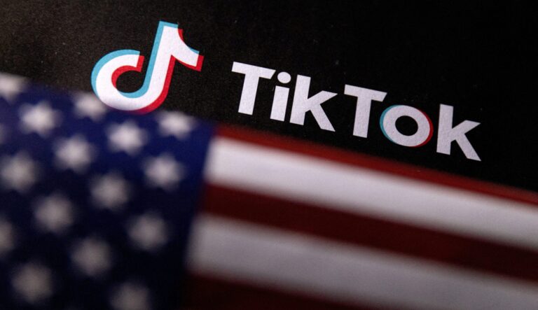 Trump prelungeşte termenul de vânzare a afacerii TikTok în SUA cu 75 de zile, promiţând să colaboreze cu China