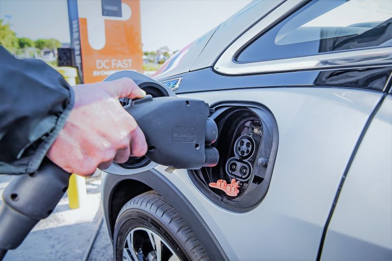 Mircea Fechet: Analizăm creşterea valorii ecotichetului la autoturismele electrice