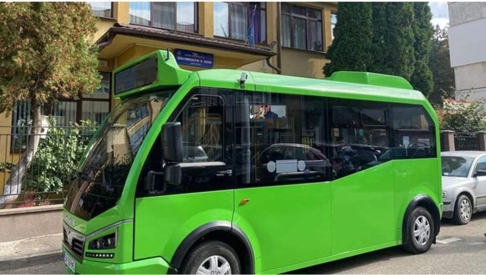  Vin încă trei microbuze electrice pentru elevii ieșeni. Achiziția s-a făcut cu bani rămași de la o licitație precedentă