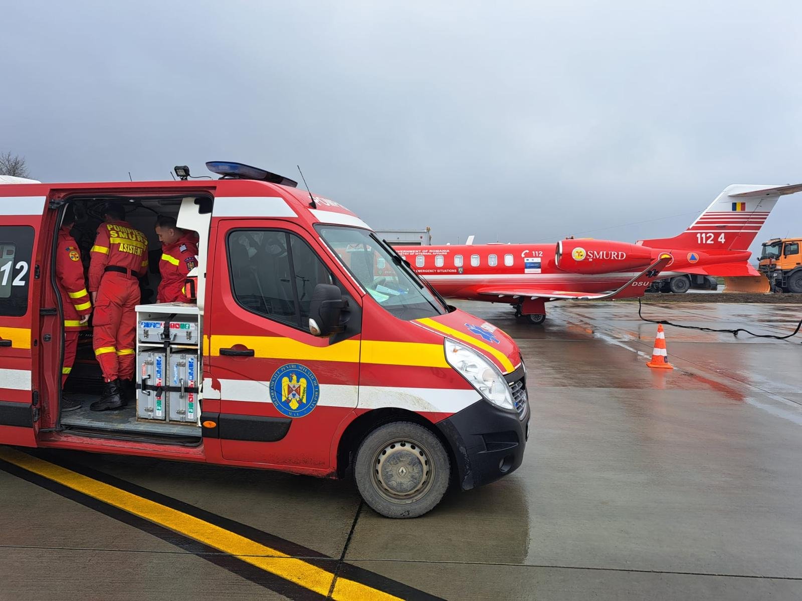 Bebeluș cu arsuri grave transferat de urgență cu avionul SMURD la Iași