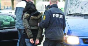 Argeş: Femeie reţinută de poliţişti pentru că şi-a maltratat copiii gemeni. Fiica femeii, bătută în mod repetat