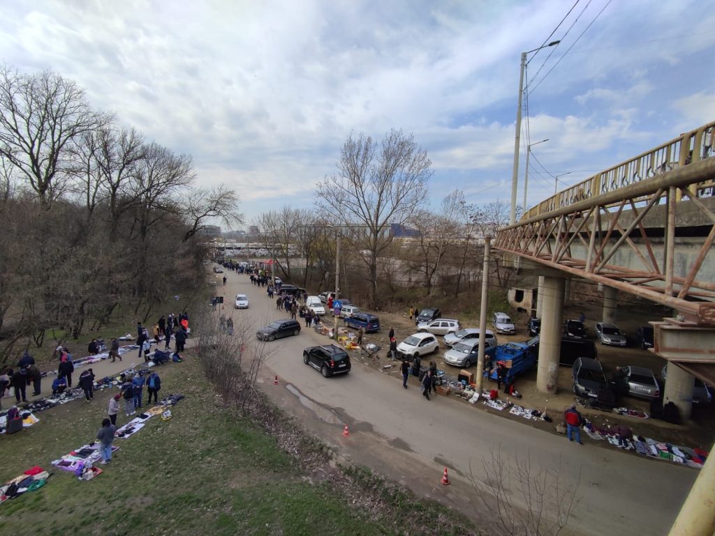 Aglomeraţie la târgul de vechituri din Iaşi: Poliţia Locală intervine pentru fluidizarea traficului (FOTO)