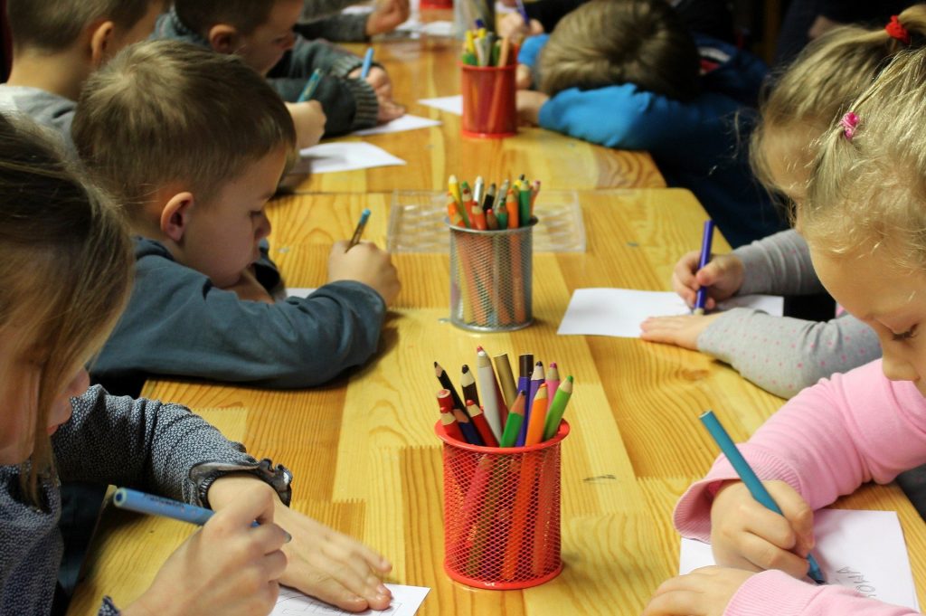 Gata grădiniţa? Numărul de locuri pentru clasa pregătitoare şi lista şcolilor de circumscripţie din judeţ. Calendarul înscrierii