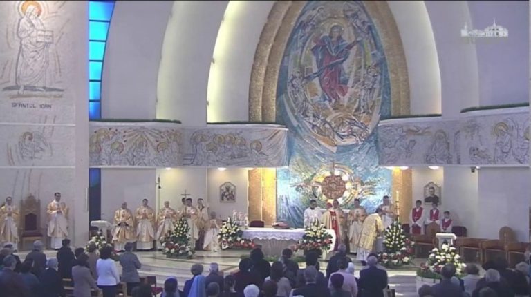 Tradiţii, obiceiuri şi ritualuri creştine în Săptămâna Mare la catolici: sfinţirea uleiurilor, spălarea picioarelor apostolilor