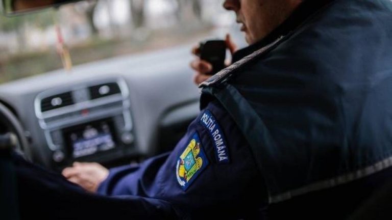 UPDATE Poliţia a intervenit la Târgu Jiu, în urma unui scandal produs în stradă. Cei implicaţi au continuat conflictul şi la spital