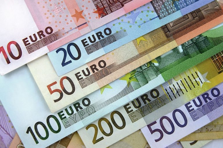 Leul s-a depreciat, luni, în raport cu principalele valute